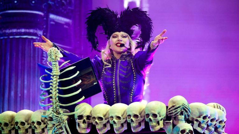 Lady Gaga Overcomes Mic Malfunction At Coachella
