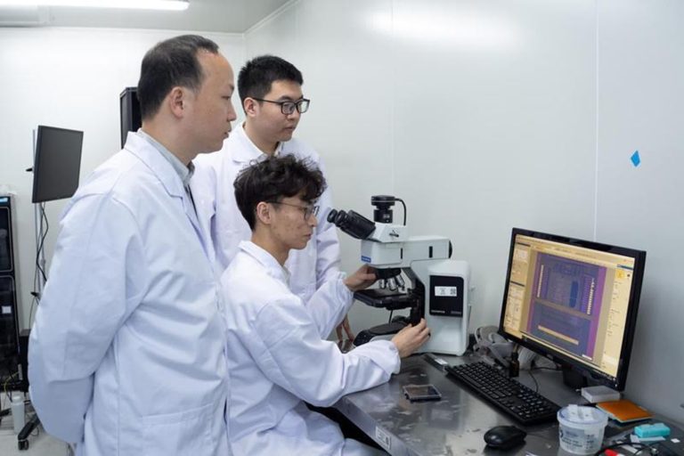 New graphene-based flash memory writes data in 400 picoseconds, shattering all speed records
