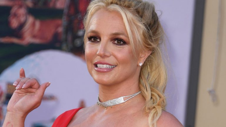 Britney Spears Apologizes for Lighting a Cigarette on a Flight
