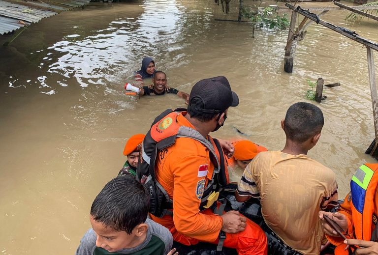 Rains halt search for gold miners after deadly Indonesian landslide | Floods News