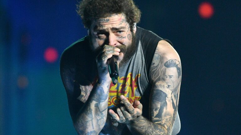 Post Malone Performs at Cowboys-Chiefs Thanksgiving Halftime Show Post Malone Performs at Cowboys-Chiefs Thanksgiving Halftime Show