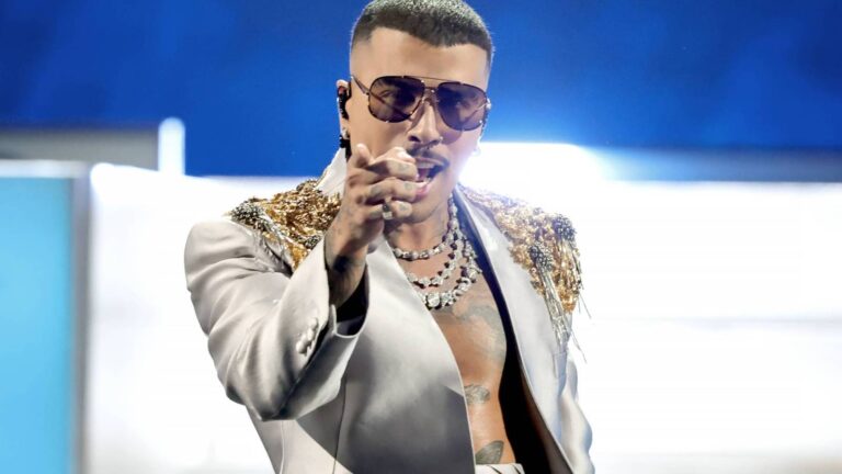 Rauw Alejandro Plays ‘Cosa Nuestra’ Medley at 2025 Latin Grammys Rauw Alejandro Plays 'Cosa Nuestra' Medley at 2025 Latin Grammys